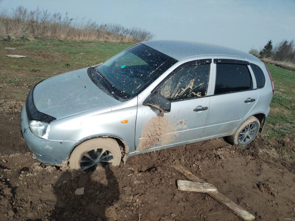 машина застряла в грязи