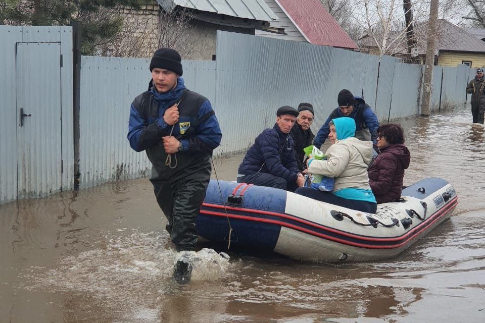 затоплен Орск люди эвакуация