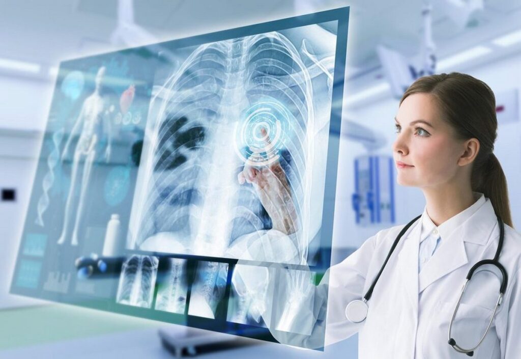 Женщина-врач изучает рентгеновский снимок