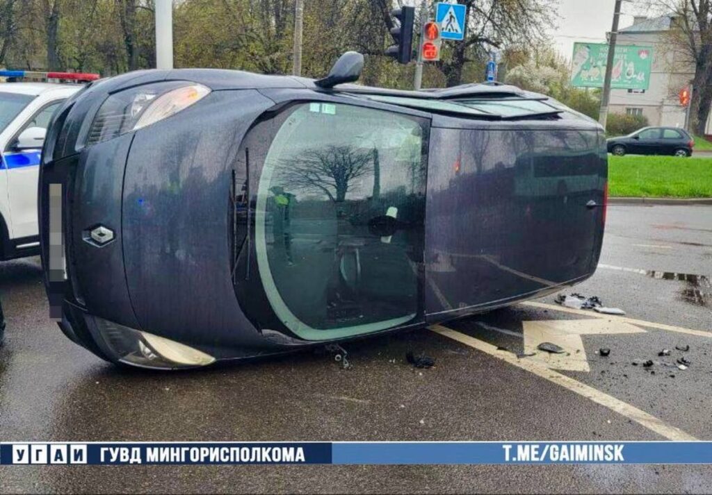 перевернутый автомобиль в Минске