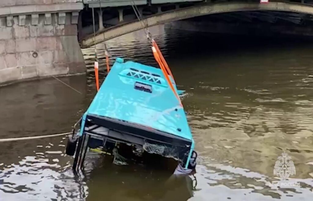 автобус, упавший в реку в Питере