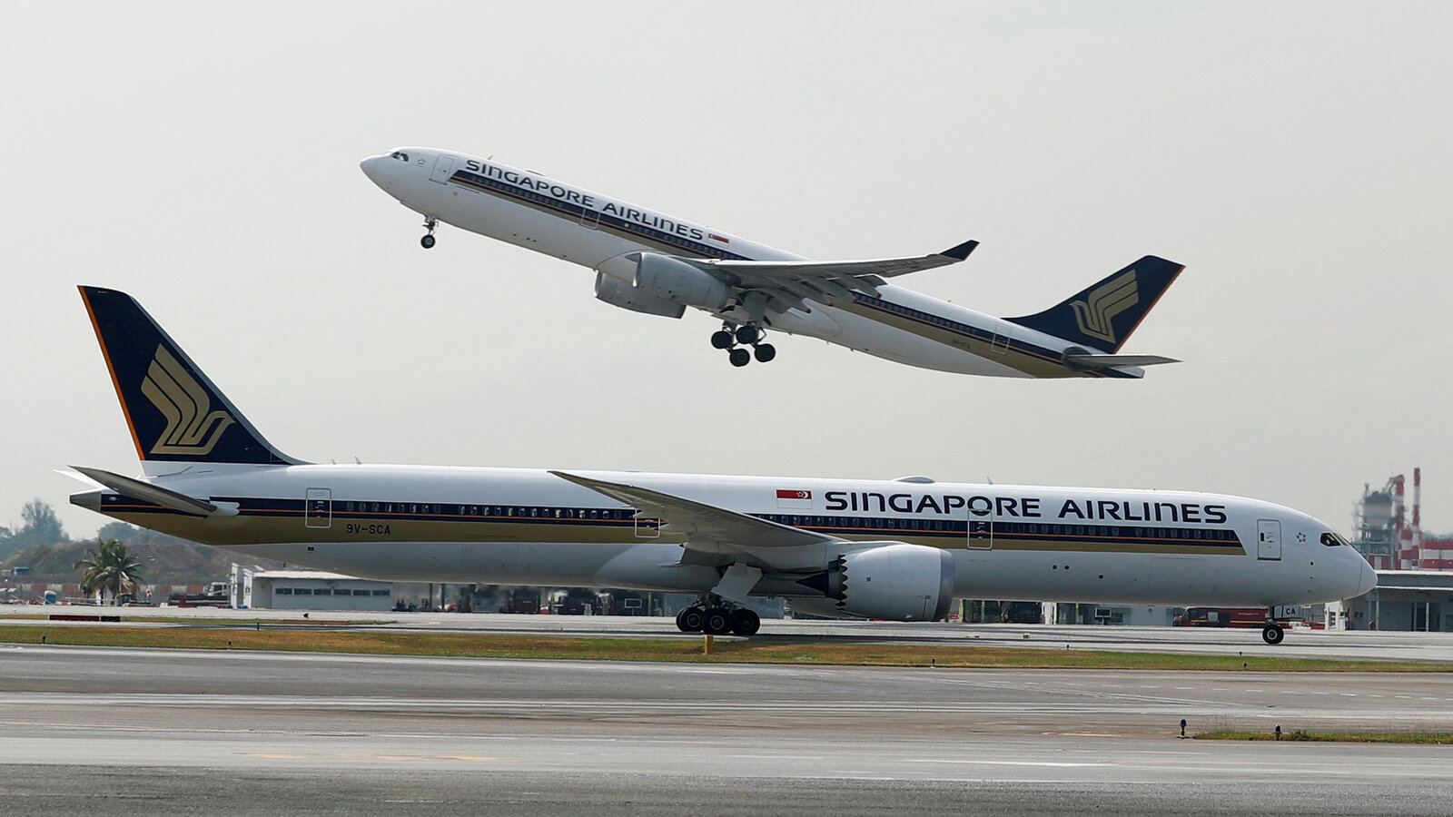 На борту Singapore Airlines погиб один человек из-за сильной турбулентности  - Минская правда