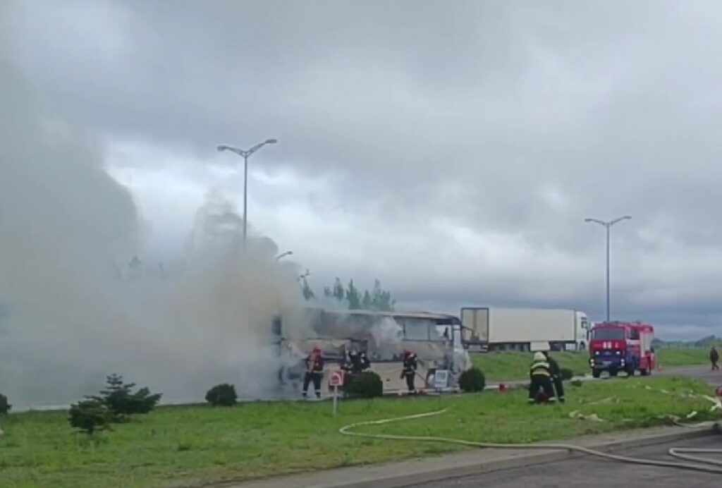 Недалеко от поселка Энергетиков Дзержинского района горел автобус: никто не пострадал