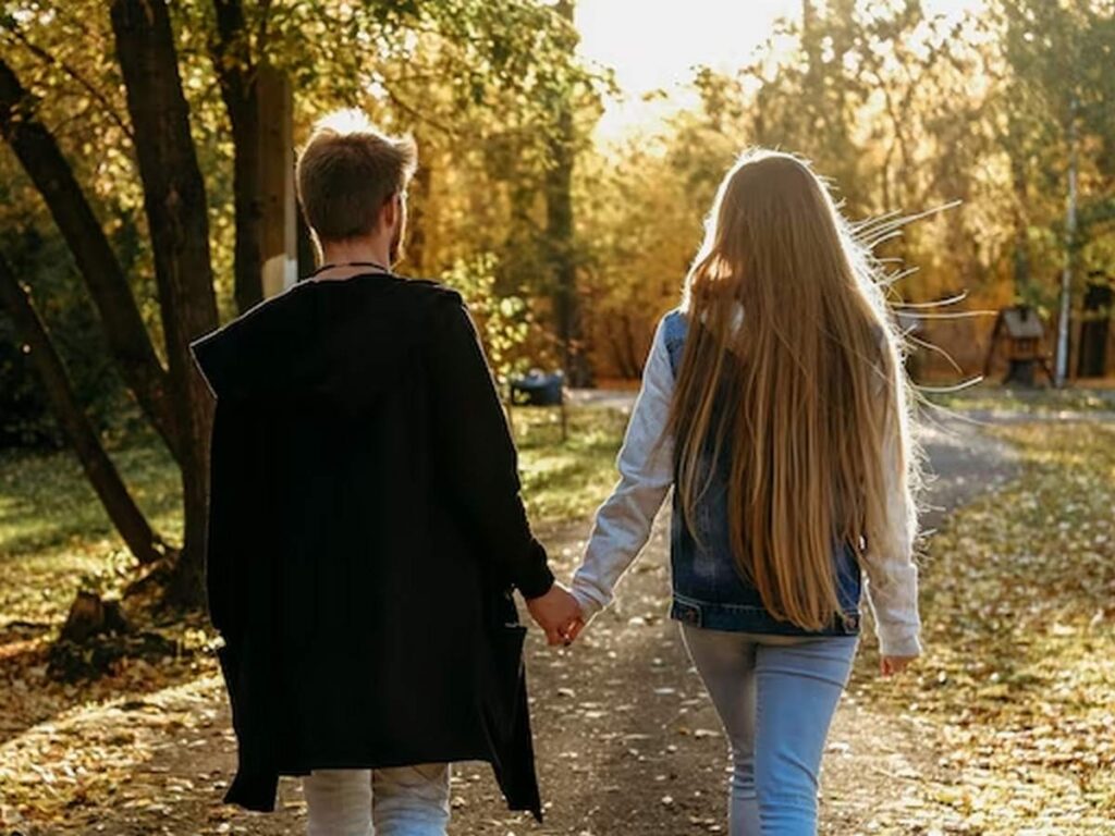 Пара гуляет по парку