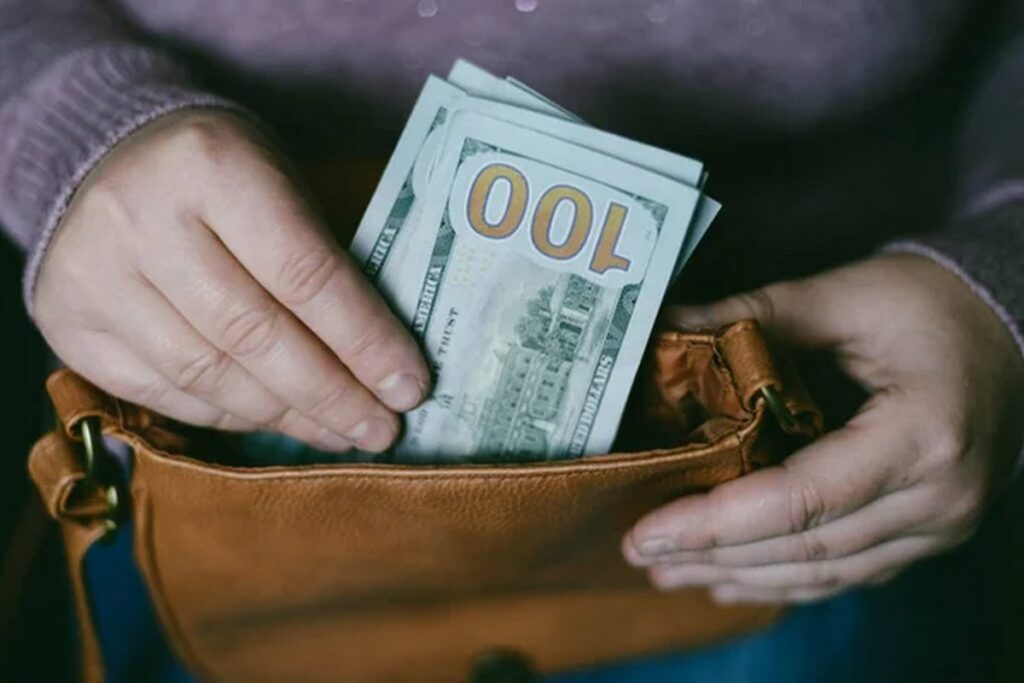 Пенсионерка из Солигорска обменяла 900 долларов и все перевела мошенникам