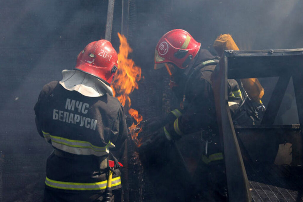 сотрудники МЧС тушат пожар