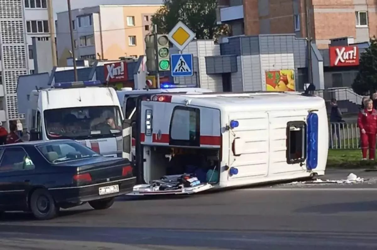 В Кобрине автомобиль скорой помощи опрокинулся после столкновения с  легковушкой - Минская правда