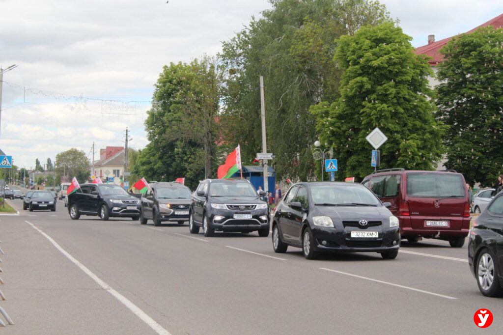 Любань
На юго-востоке области, в славном городе Любань, утро началось с чествования государственной символики на центральной площади. Сперва люди послушали торжественную речь, а затем поучаствовали в тематическом танцевальном флешмобе, который привлек не только местных жителей, но и гостей из других городов. 
— Сегодня замечательный праздник — День Государственного флага, Государственного герба и Государственного гимна Республики Беларусь! Очень важно сегодня всем ощущать значимость этого праздника… Очень много акцентируется внимания на том, что происходит сегодня в нашей стране, за ее пределами <…> Этот праздник основан на героической истории нашего народа. Он показывает основные качества белорусов: мужество, стойкость и трудолюбие в борьбе за свой суверенитет! Мы должны сохранить нашу культуру, историю, самобытность! И, что, главное, государство, — говорит депутат Палаты представителей Оксана Илькович.
Праздник завершился автопробегом «Пад сцягам краiны», в котором участие приняла и любанская молодежь.
— Я горжусь своей страной и люблю ее! И, безусловно, необходимо чтить нашу Государственную символику. Видь именно она олицетворяет героизм и мужество нашего народа, который неоднократно отстаивал наш суверенитет. Сегодня, в этот знаковый День, я со своими товарищами пришел на центральную площадь города, чтобы принять участие в патриотической акции и, в частности, автопробеге. Мы должны безмерно любить наши символы, — считает участник автопробега Варвашевич Юрий (студент местного лицея). 
