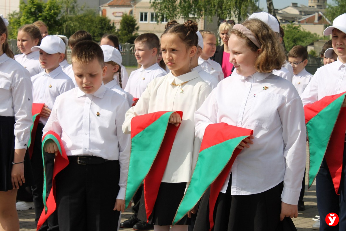 Пионерские галстуки и значки БРСМ вручили лучшим школьникам Минской области  - Минская правда