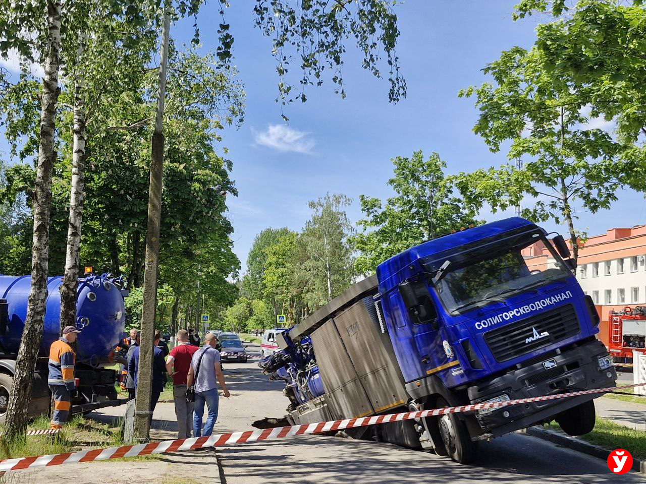 Из провала в асфальте на улице в Солигорске откачивают воду - Минская правда