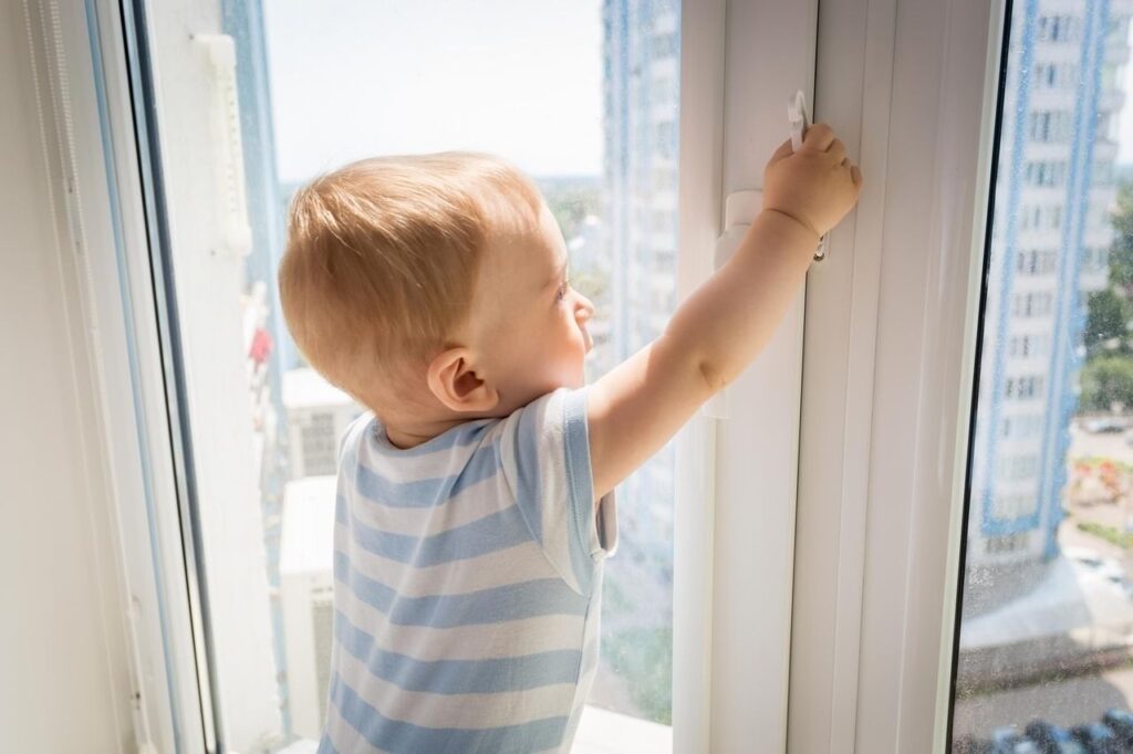 дитя у окна