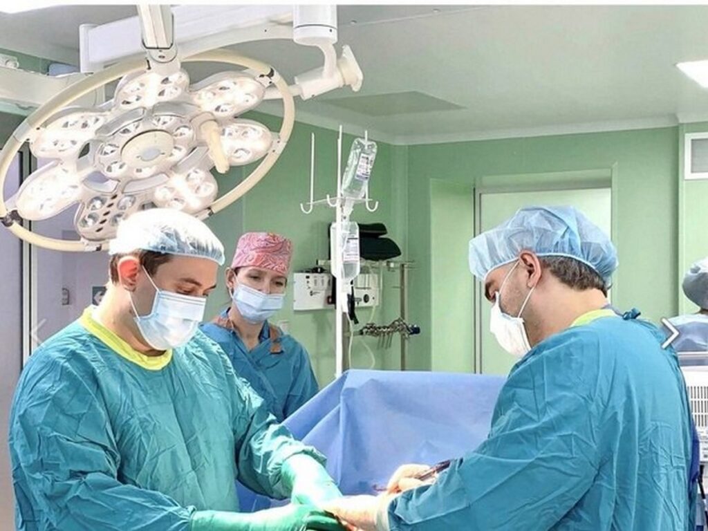 хирурги делают операцию