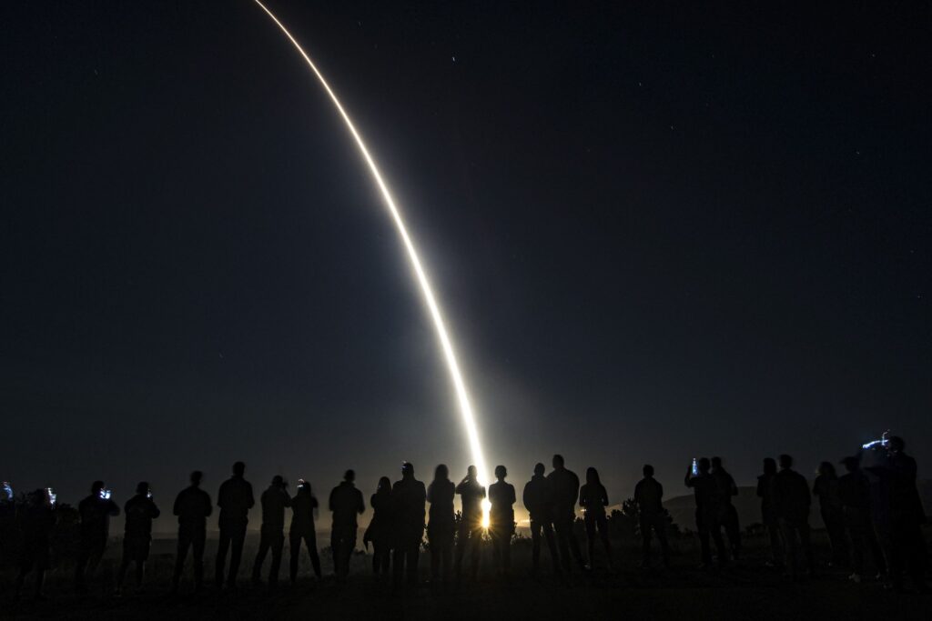 провели испытательный пуск межконтинентальной баллистической ракеты Minuteman III без боевой части.