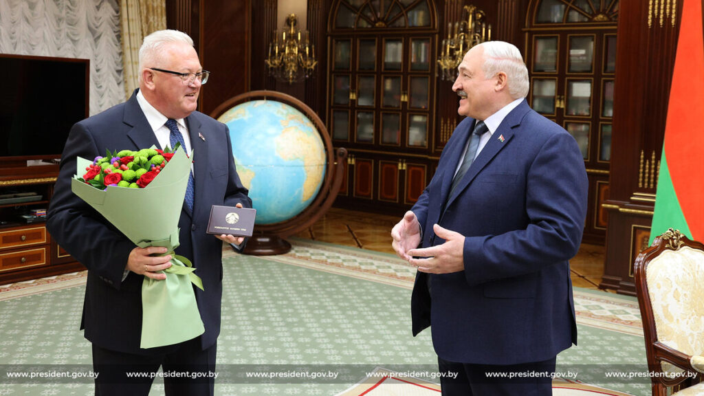 Вручение удостоверения Лукашенко ВНС