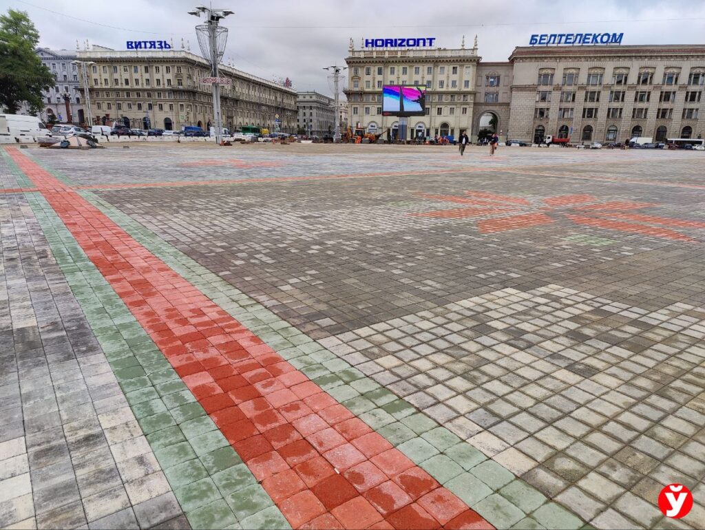 Фотофакт: площадь у Дворца Республики окрасилась в национальные цвета -  Минская правда