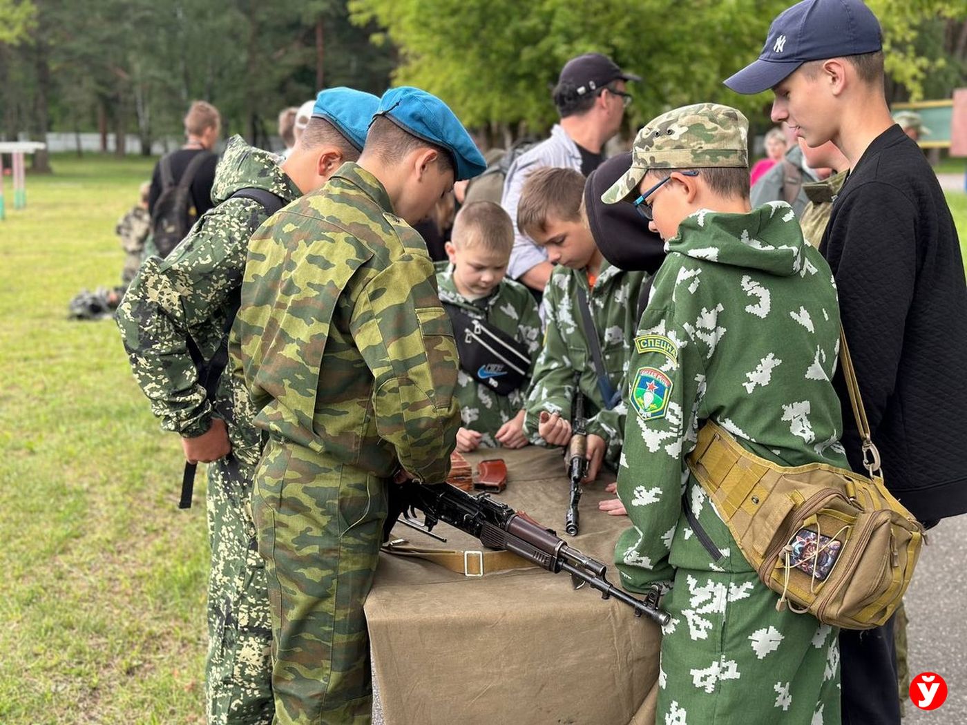 Воздушно-десантная подготовка и боевые учения. Как проходит летняя смена в  клубе «Черный лис» - Минская правда