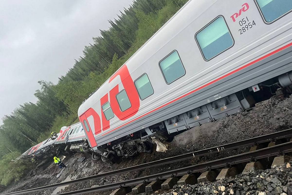 В Коми под вагоном опрокинувшегося поезда обнаружено тело мужчины - Минская  правда