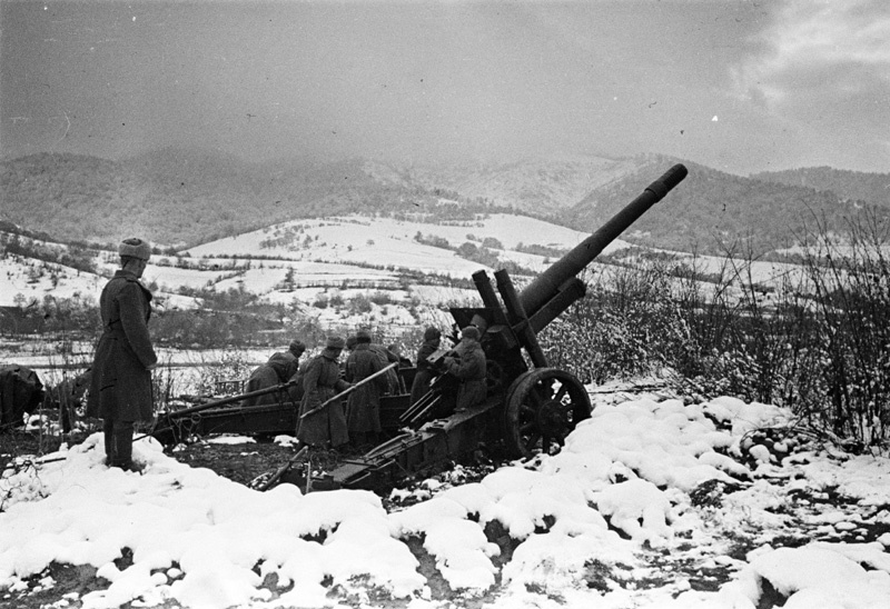 152-мм пушка-гаубица ведет огонь в Карпатах, зима 1944- 1945 гг.