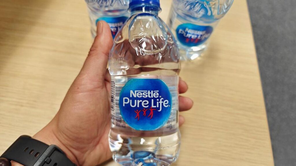 Nestlé в центре скандала: корпорация продавала в Европе воду, загрязненную фекалиями