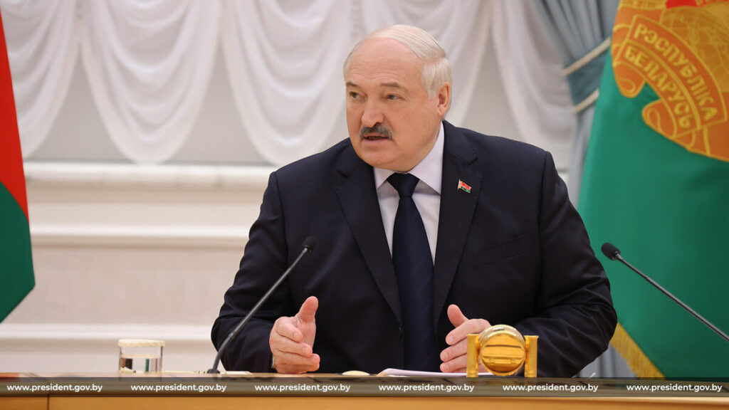 Лукашенко пригласил юристов Конституционного Суда в студенческие аудитории
