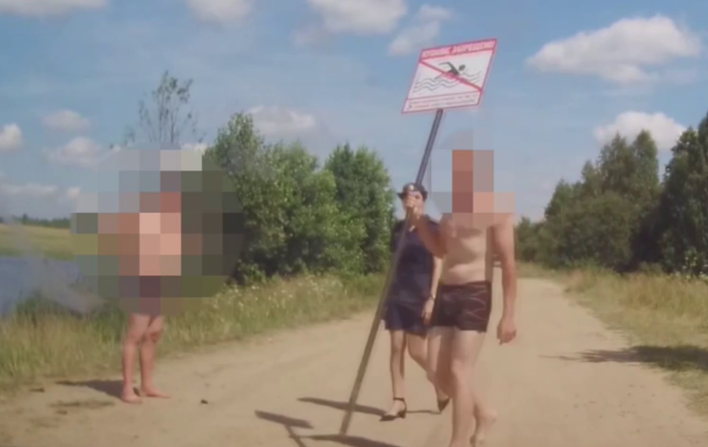 В Червенском районе компания выбросила знак, запрещающий купание. Чем это грозит?