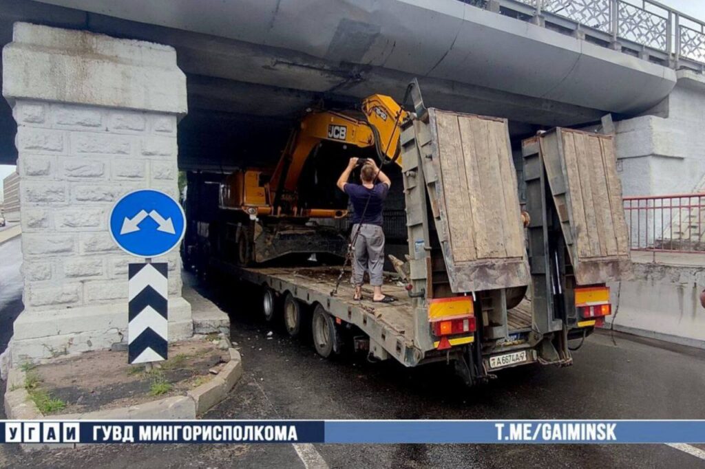 грузовик застрял под путепроводом