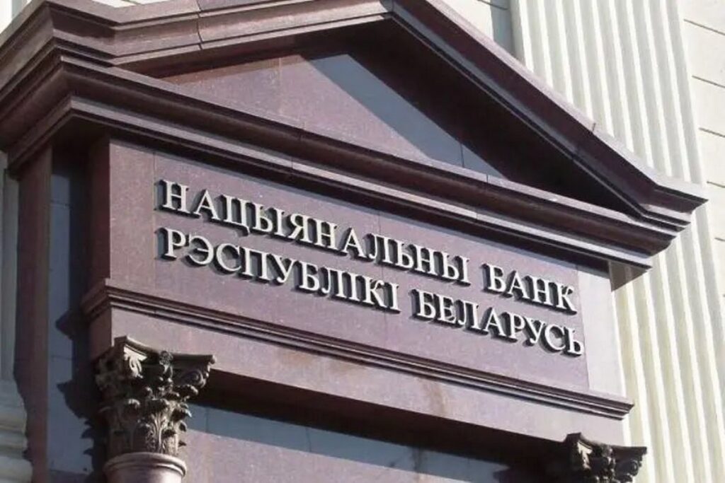 Нацбанк: женщины почти в 2 раза чаще мужчин открывают депозиты в нацвалюте