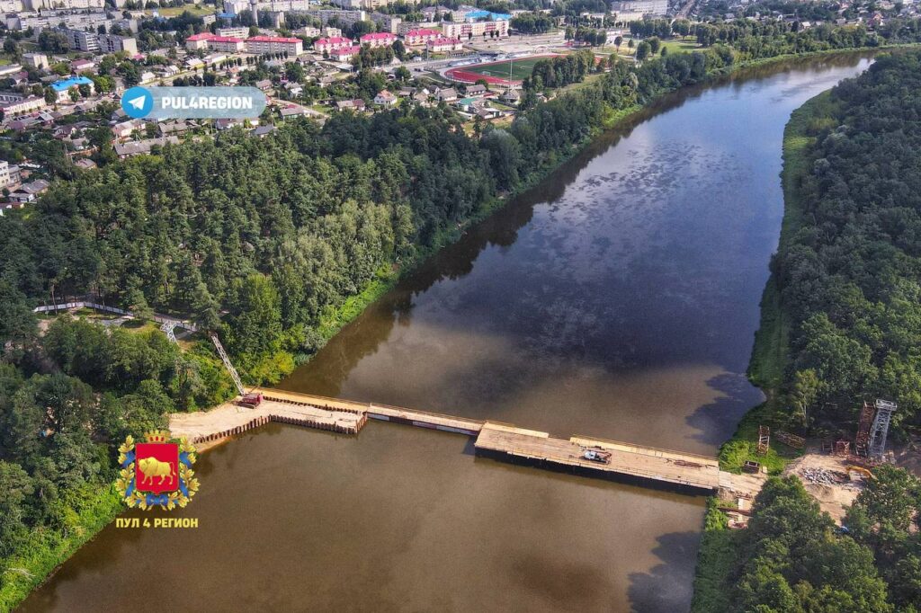 В Мостах разобрали самый длинный подвесной мост в Беларуси. Как он выглядит