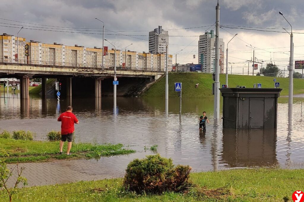 Что делать, если вы попали под сильный ливень? Советы спасателей