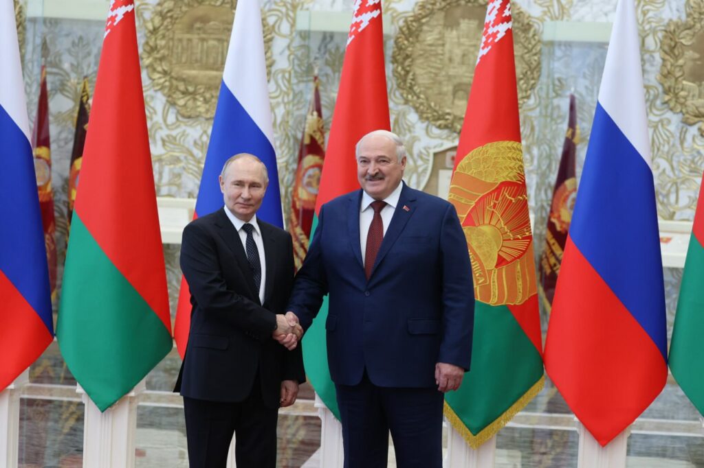 Путин поздравил Лукашенко с 30-летием пребывания в должности и отметил авторитет среди белорусов