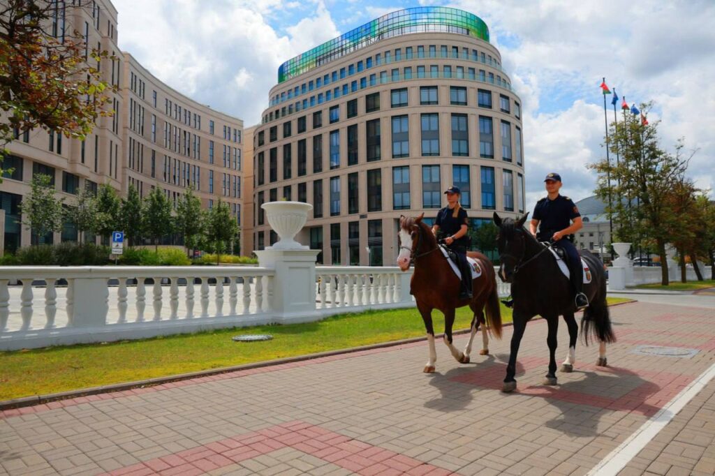 Фотофакт: минская конная милиция патрулирует улицы и парки столицы