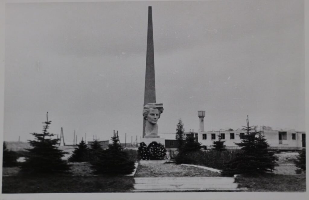 Памятник Фени Кононовой. На первой фотографии еще строящееся здание местного лицея. На второй — памятник в 1999 году.