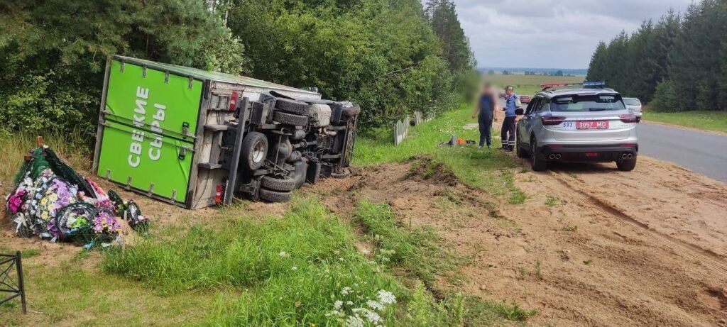 Грузовик опрокинулся в Борисовском районе