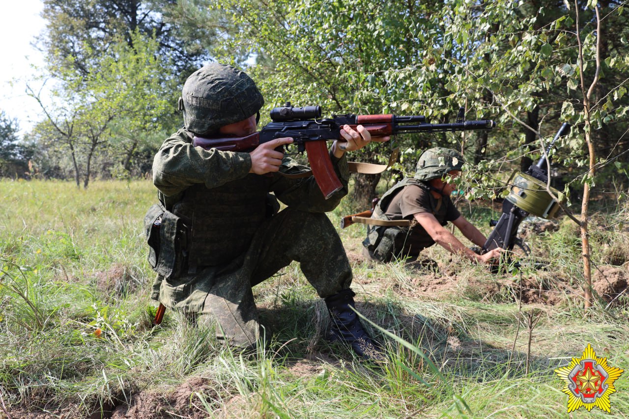 Лукашенко заявил, что никогда не отдаст приказ военным идти воевать за пределы страны