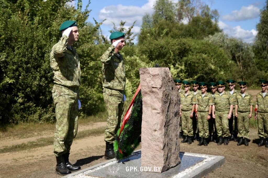 Комарин памятник