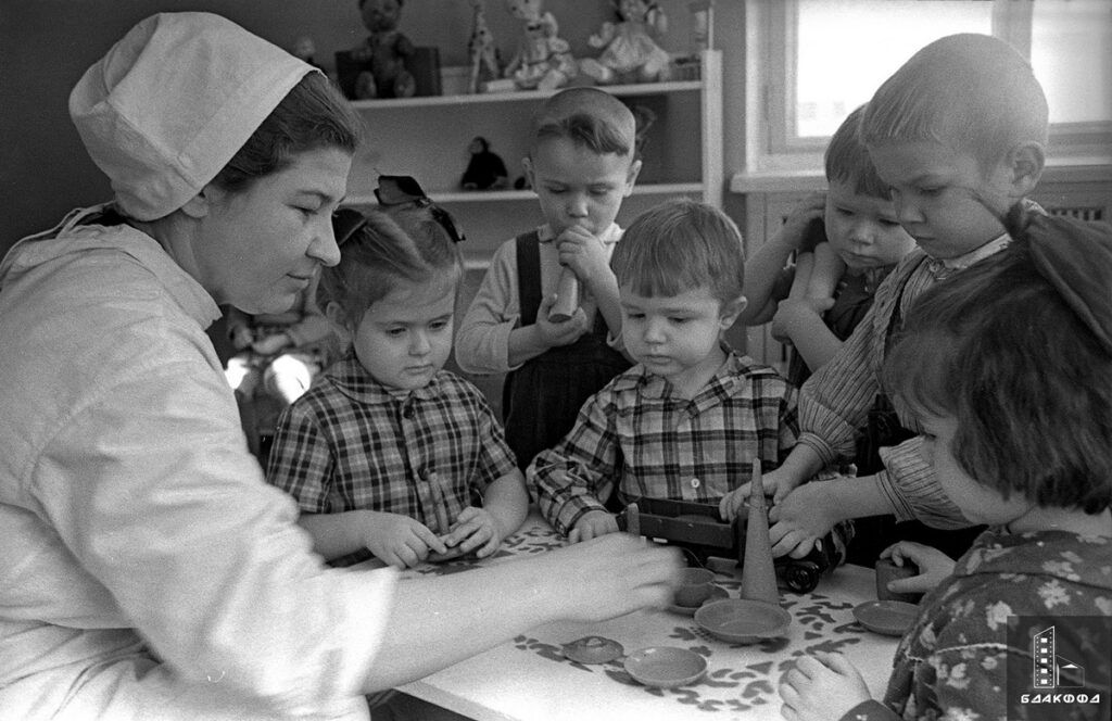 Будни воспитателей разных лет: уникальная фотохроника