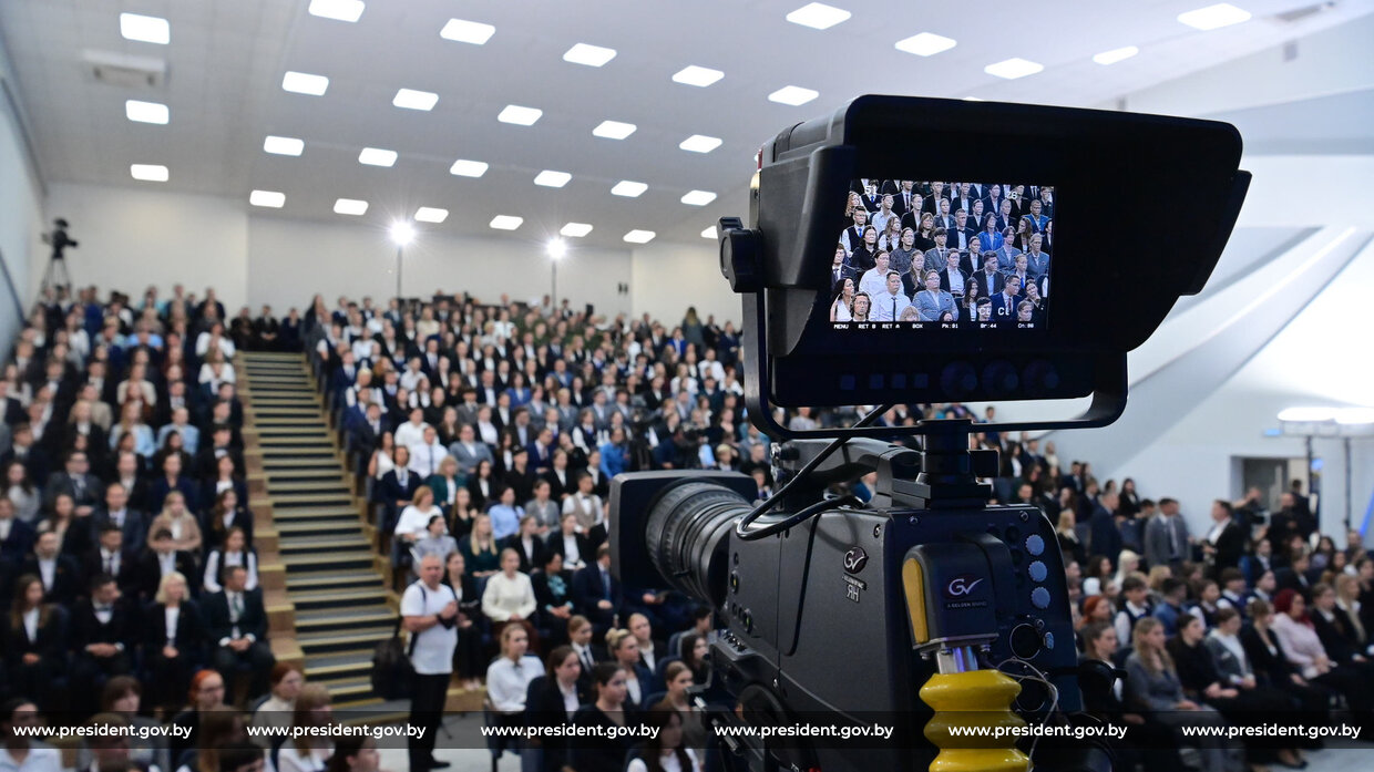 Лукашенко в Витебске рассказал поколению гаджетов, как вкусно говорить правду