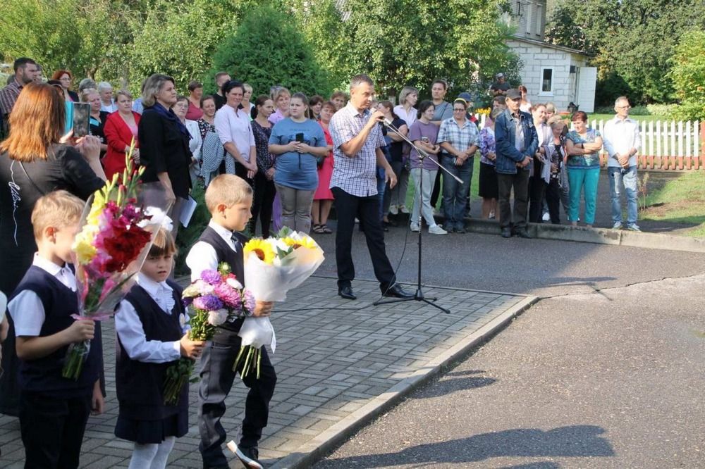 школьники на линейке