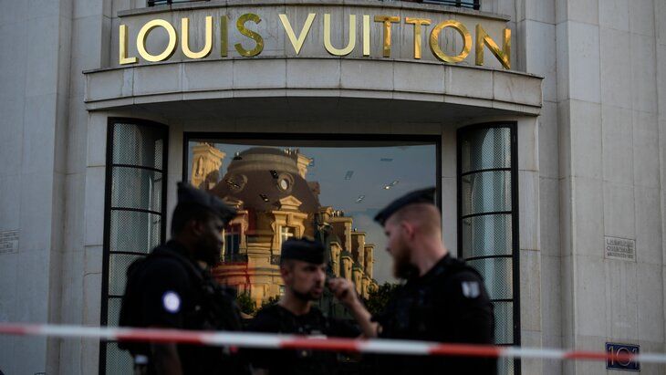 В Париже ограбили бутик дома моды Louis Vuitton