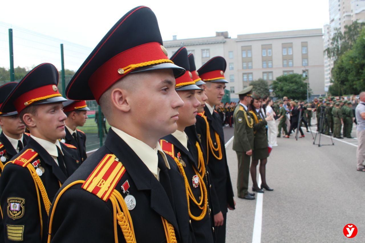 Жизнь — Родине, честь — никому! Министр обороны вручил минским суворовцам алые погоны