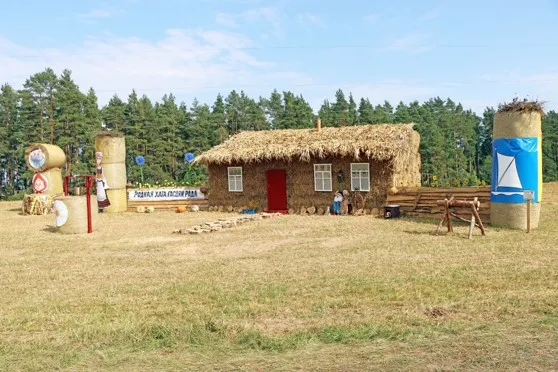 Соломенная фигура - "Родная хата гасцям рада"