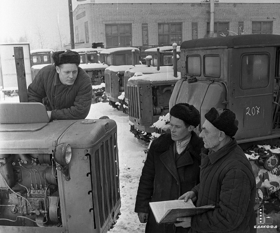 Тракторист совхоза «Светочь» Червенского района И.Д. Койпиша, механик Н.А. Устин 