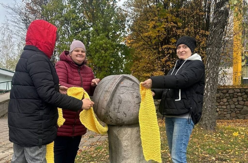 Логойчане «утеплили» городские скульптуры