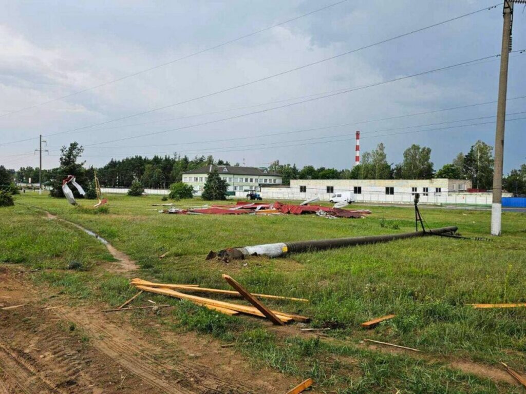 В Беларуси более 170 населенных пунктов из-за сильного ветра лишились электричества