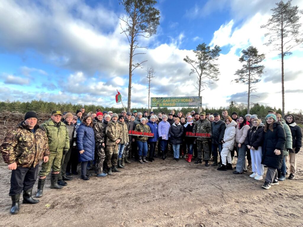 Наталья Якубицкая и молодежный парламент высадили лес в Першайском лесничестве