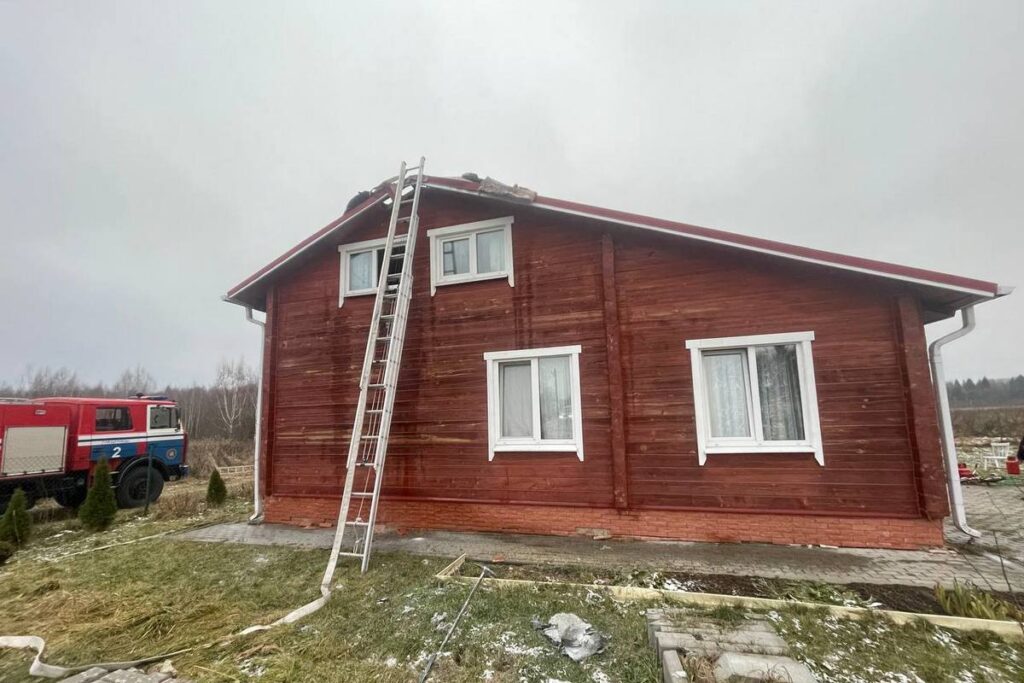 В Логойском районе горел второй этаж жилого дома