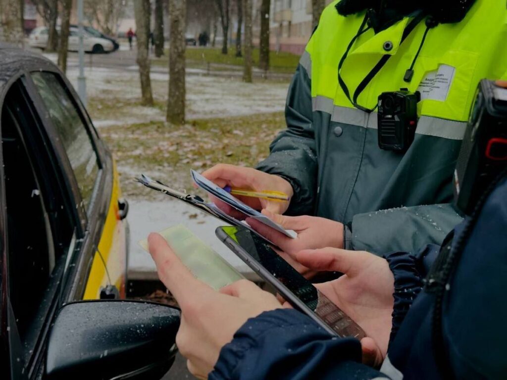 сотрудник ГАИ проверяет такси