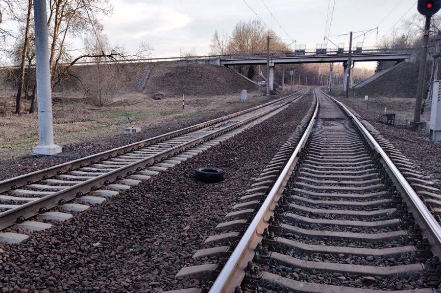 В Дзержинском районе пьяный мужчина попал под поезд и погиб