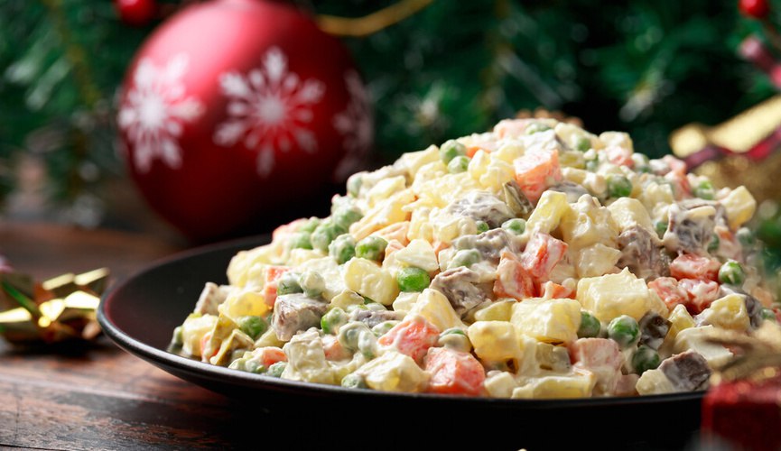 Специалист рассказала, как долго можно хранить новогодние салаты