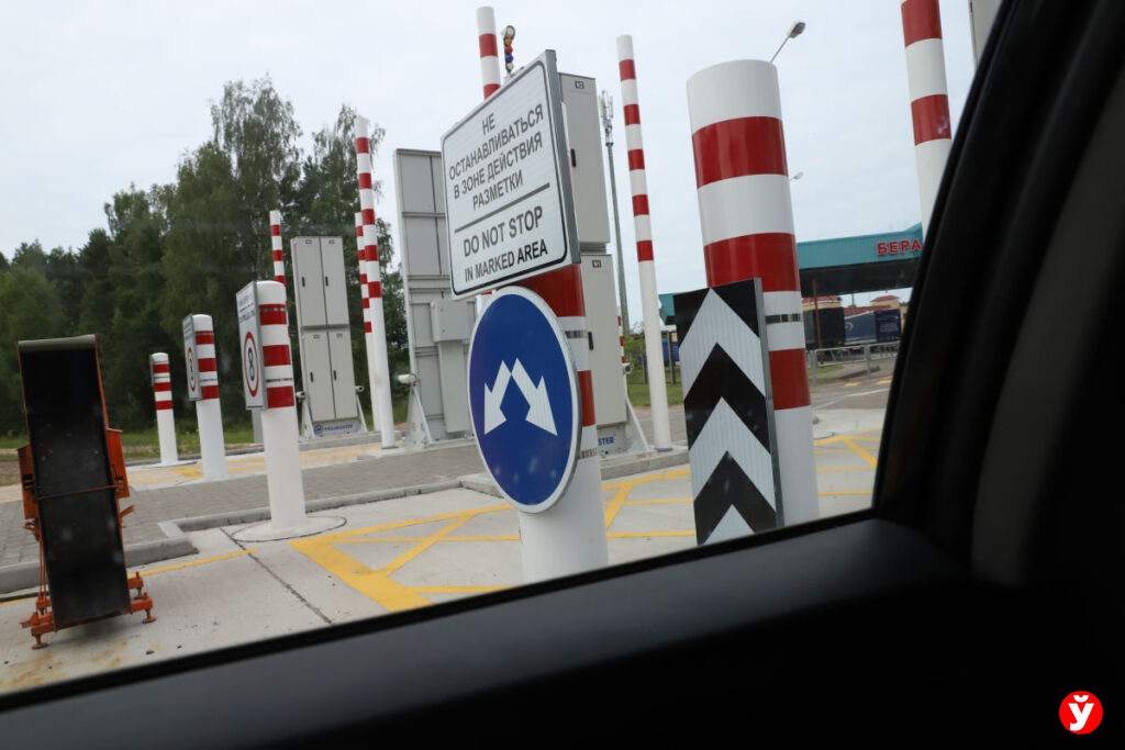 «Минсктранс» организовал бесплатную пересадку пассажиров в автобусы на границе до Варшавы